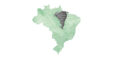 Tornado no Brasil forma funil de ar em área rural durante tempestade.
