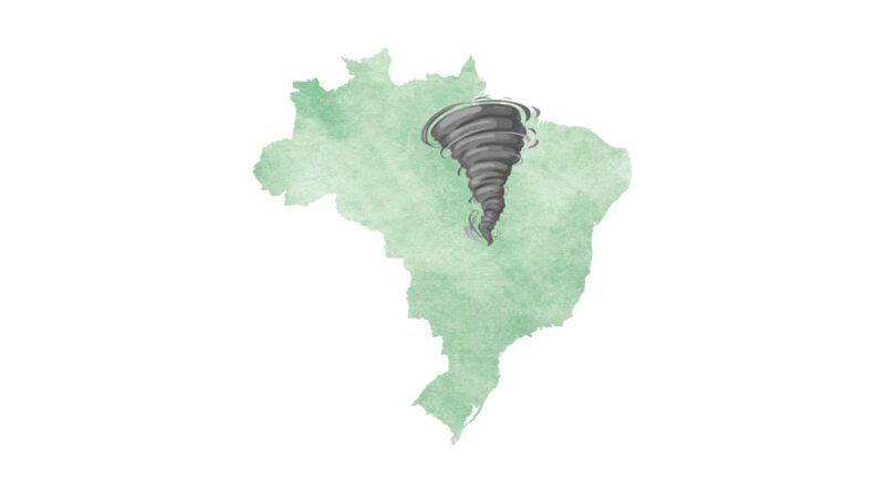 Tornado no Brasil forma funil de ar em área rural durante tempestade.