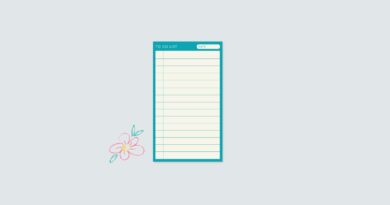 chamada escolar em sala de aula com professor registrando presença Legenda da imagem: chamada escolar realizada no início da aula para controle de frequência